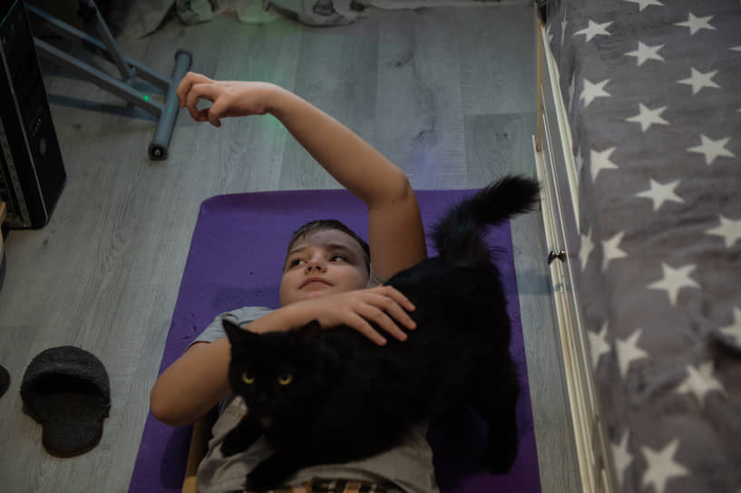 Каждое утро Богдан собирается в школу вдвое дольше обычного ребенка. Попробуйте застегнуть пуговицу одной рукой. Или одной рукой надеть брюки 