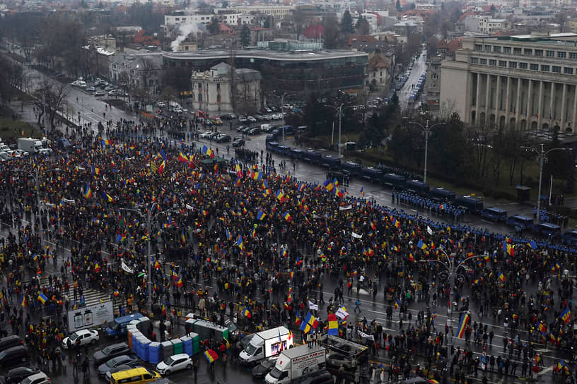 Митинг в поддержку Кэлина Джорджеску собрал десятки тысяч участников