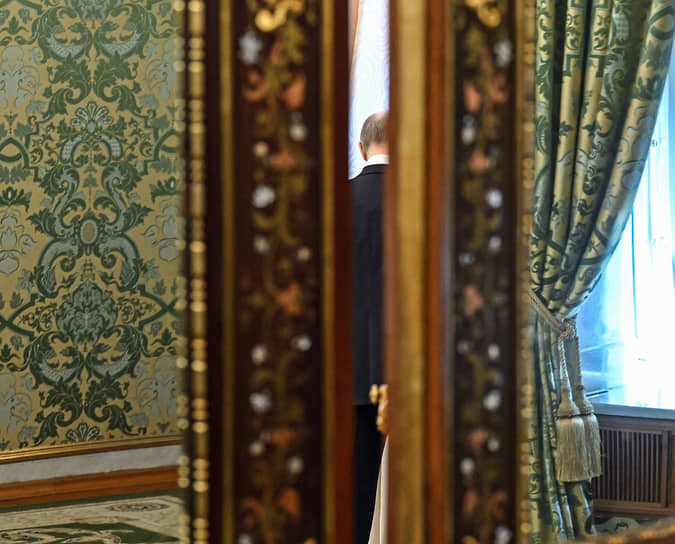 Владимир Путин виднелся из-за приоткрытой двери