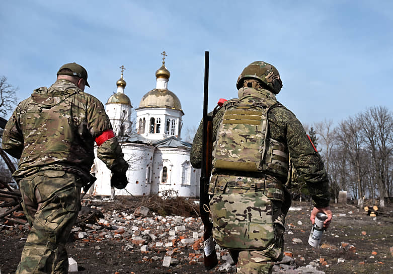 Военнослужащие группы «Аида» спецназа «Ахмат» около Дмитриевской церкви в селе Казачья Локня