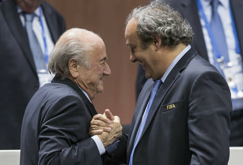 Бывшим президентам FIFA и UEFA Зеппу Блаттеру (слева) и Мишелю Платини потребовалось десять лет, чтобы отбиться от обвинений в коррупции