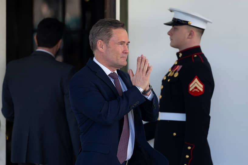Советник Дональда Трампа по нацбезопасности Майк Уолц (слева)