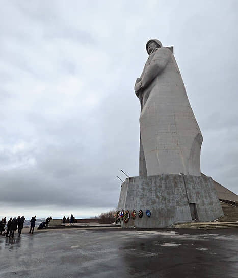 Алеша, защитник советского Заполярья, выглядит монументально