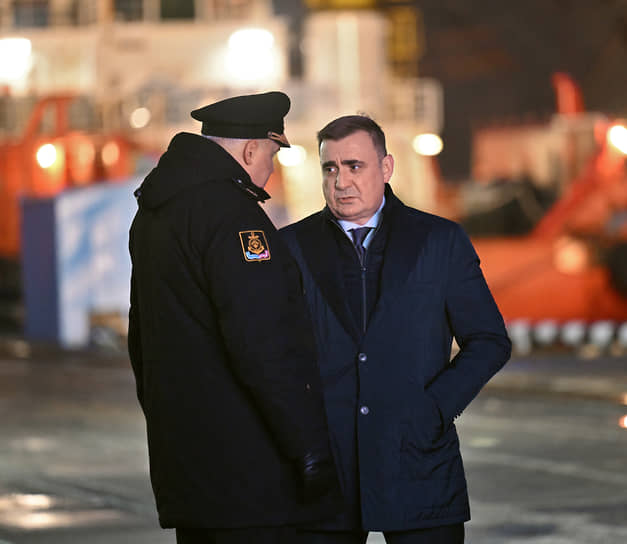 Помощник президента России Алексей Дюмин дает последние наставления подводникам перед приездом верховного главнокомандующего