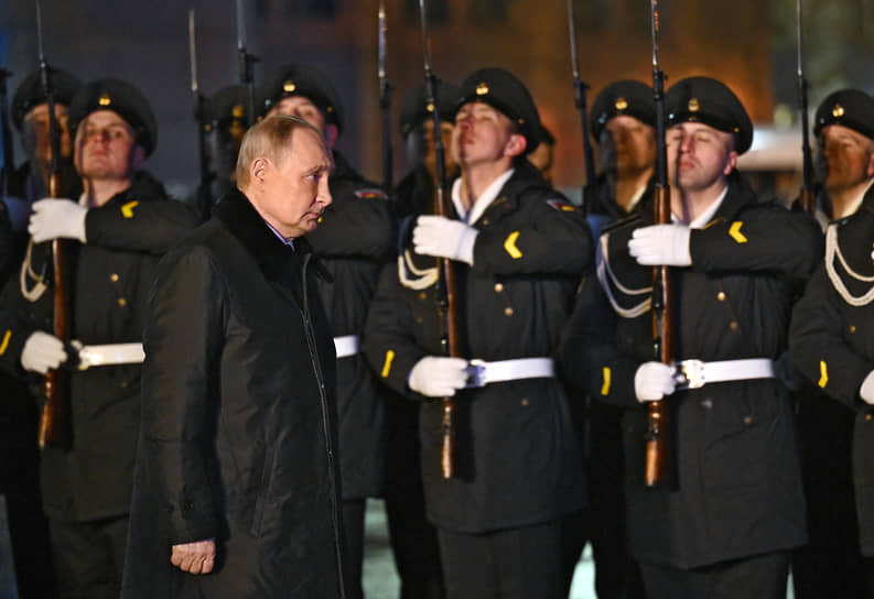 Владимир Путин возле АПЛ «Архангельск» поздоровался со своими ребятами