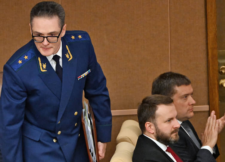 Заместитель генпрокурора Анатолий Разинкин (слева)