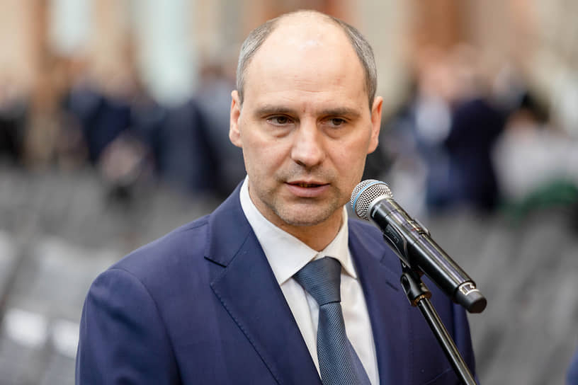Денис Паслер начал работу в Екатеринбурге с замены нескольких свердловских чиновников на оренбургских
