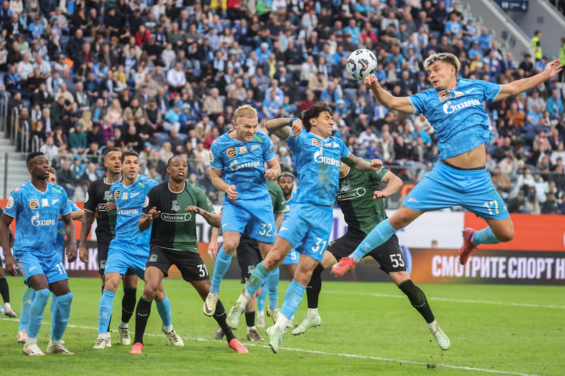 Игра, которая сначала сулила, может, решающий в борьбе за золото чемпионата успех «Краснодару» закончилась крупной победой «Зенита» (в голубой форме)