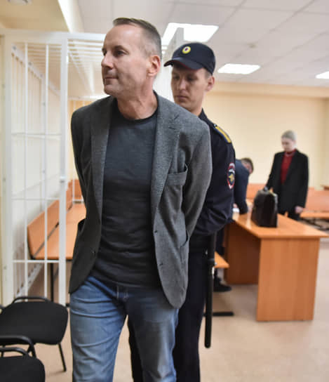 Александр Зырянов (слева) говорит, что деньги, которые следствие считает взяткой, собирались на технику для СВО