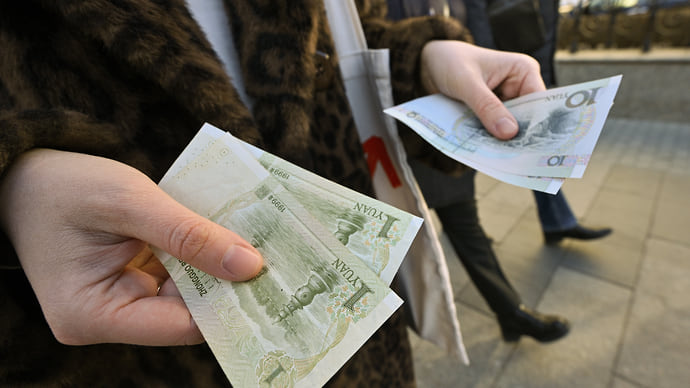 Рубль крепнет на продажах