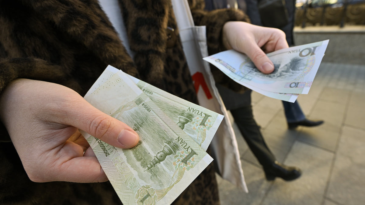 Рубль крепнет на продажах