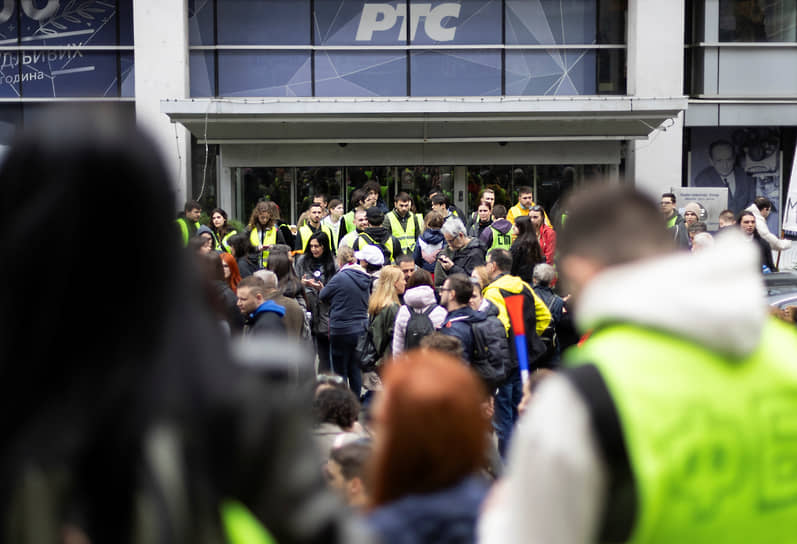 Протестующие студенты блокируют здание «Радио и телевидения Сербии» в Белграде (11 марта 2025 года)