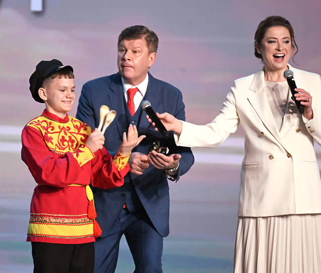 Дмитрий Губерниев (в центре) заодно заиграл на ложках