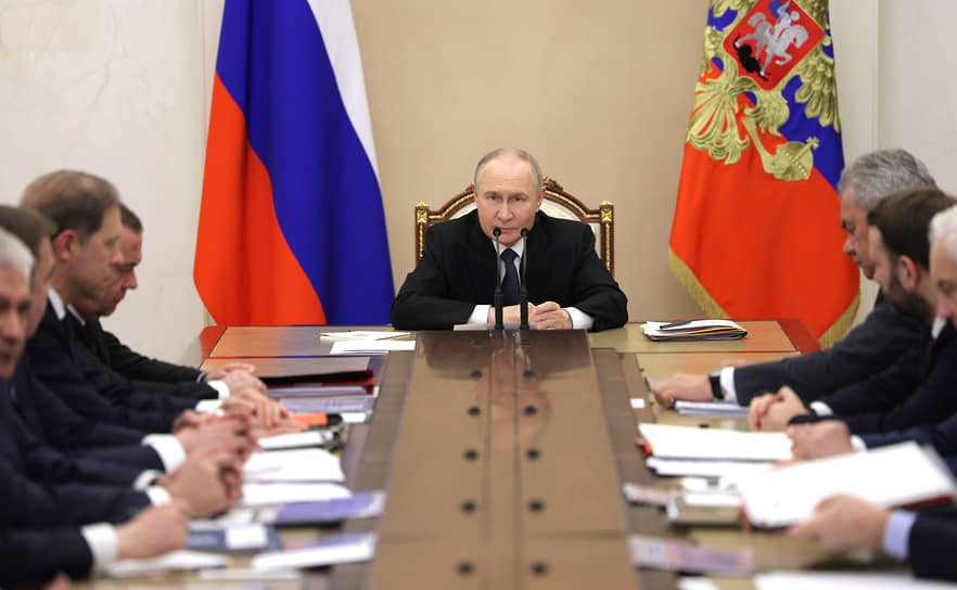 Президент России Владимир Путин на заседании Военно-промышленной комиссии