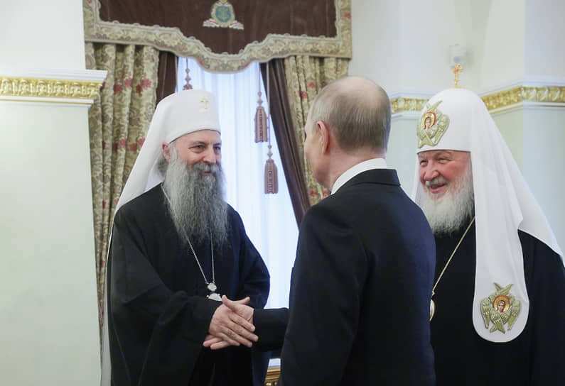 Президент России Владимир Путин на встрече с патриархом Московским и всея Руси Кириллом (справа) и патриархом Сербским Порфирием