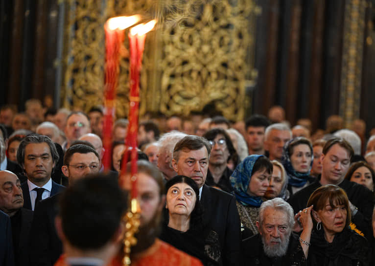 Дочь скульптора Елена Церетели (в центре) похоронит отца в Тбилиси