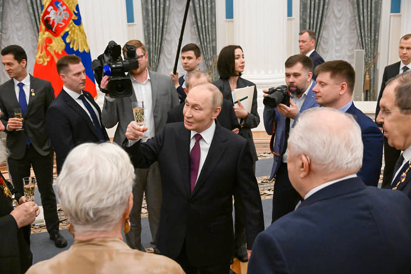 После награждения кто выпил, а кто только пригубил традиционного шампанского