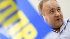 Провожающие выходят из ячейки