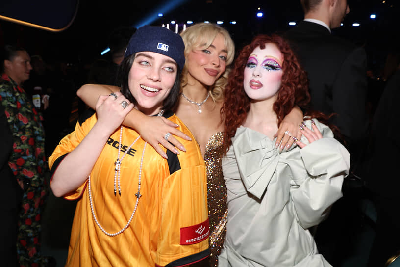 Не получившая в этом году ни одной Grammy Билли Айлиш (слева) взяла на American Music Awards семикратный реванш