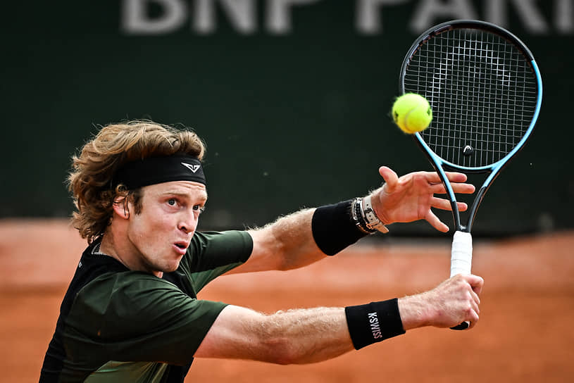 В матче второго круга Roland Garros Андрей Рублев (на фото) завершил удачно 13 из своих 16 выходов к сетке и убедительно переиграл австралийца Адама Уолтона