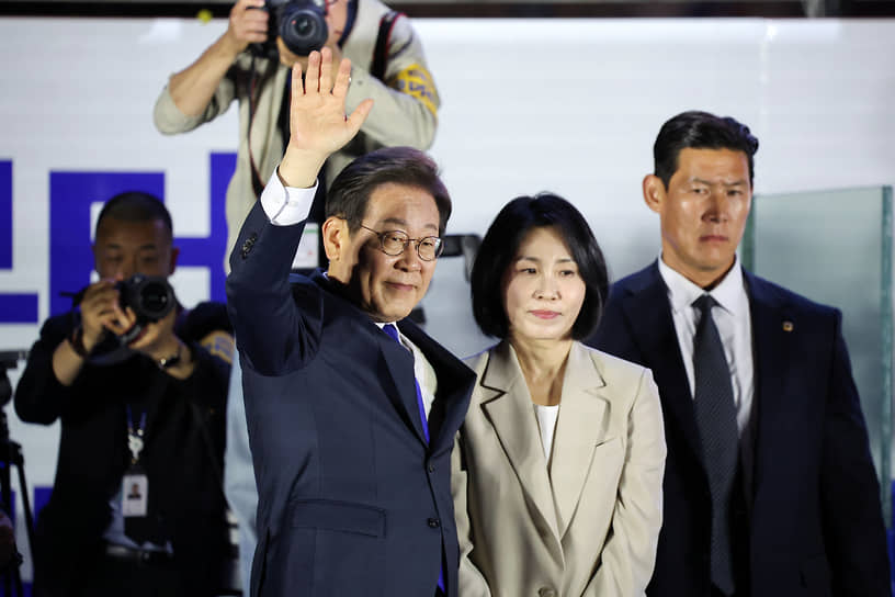Лидер Демократической партии Ли Чжэ Мён с женой Ким Хе-гён