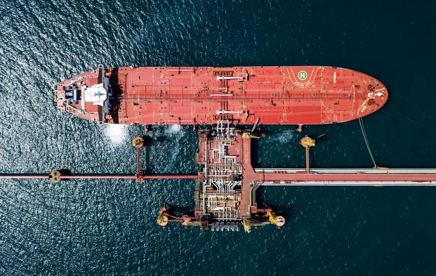 Танкер у нефтеналивного терминала перевалочного комплекса «Шесхарис» в Краснодарском крае