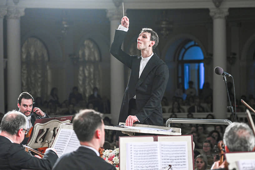 Открытие границ Азербайджана для выезда из Ирана российских граждан позитивно повлияло на остающиеся прохладными отношения между Москвой и Баку. В благодарность за помощь эвакуированный из Ирана Большой симфонический оркестр имени Чайковского под управлением главного дирижера оркестра Арсентия Ткаченко дал концерт в азербайджанской столице