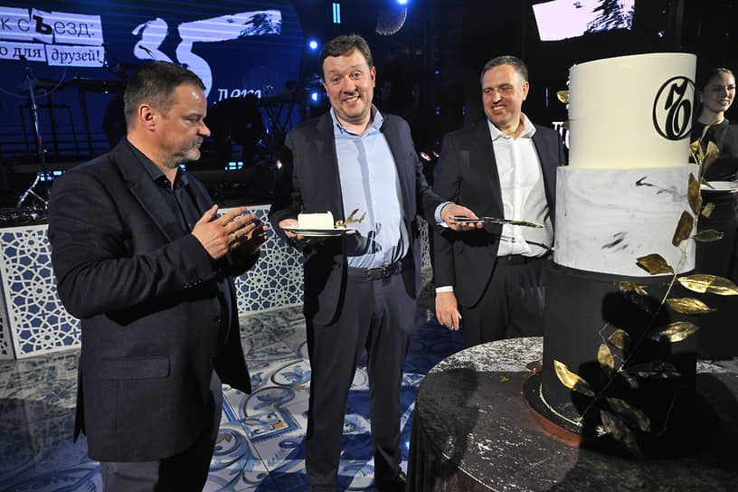 Главный редактор «Ъ» Михаил Лукин (слева), председатель совета директоров «Ъ» Григорий Левченко (в центре), гендиректор ИД «Ъ» Роман Уманский (справа)