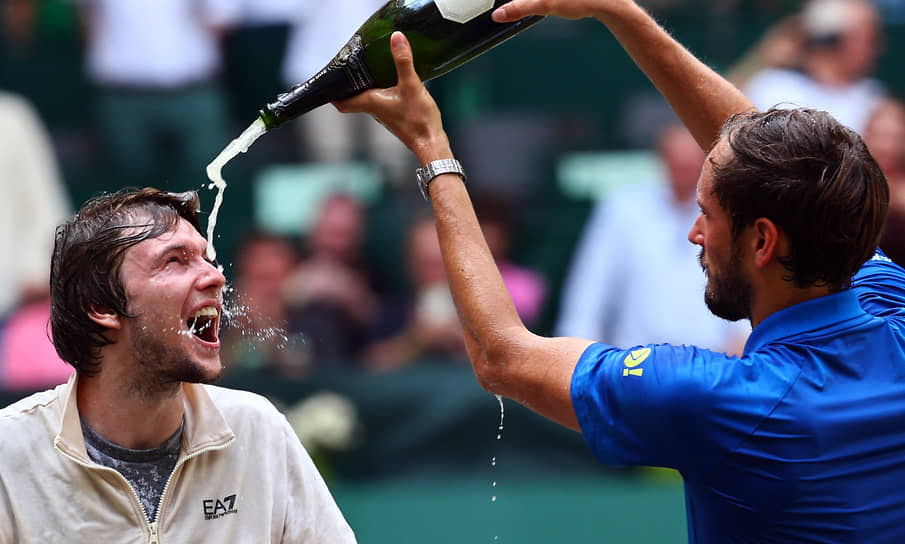 Несмотря на поражение от Александра Бублика (слева) в финале турнира ATP в Галле, Даниил Медведев вернулся в первую десятку рейтинга АТР