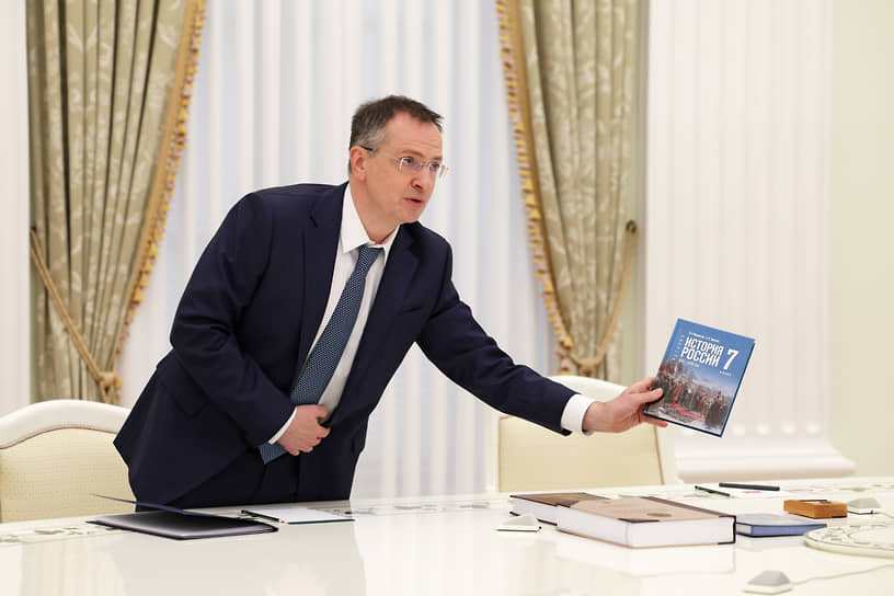 Помощник президента Владимир Мединский готов пойти в школу с новым учебником