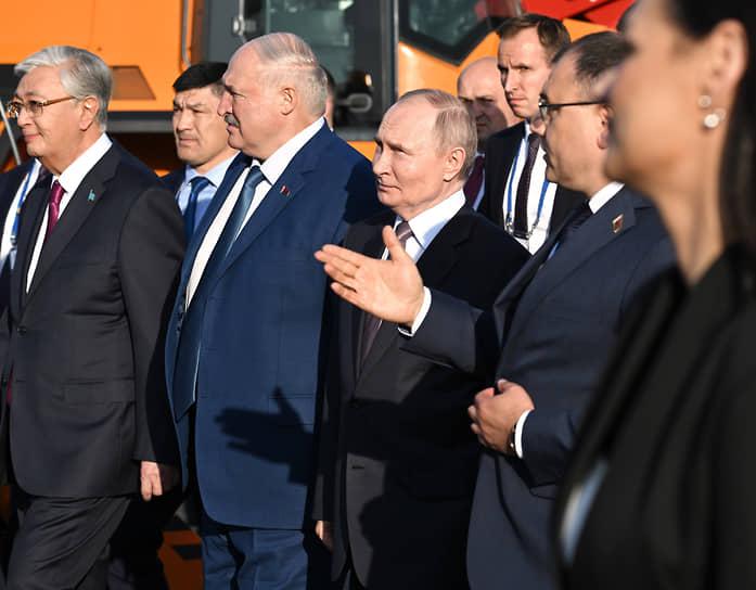 Лидеры государств не обошли вниманием оранжевый БелАЗ. И просто не обошли