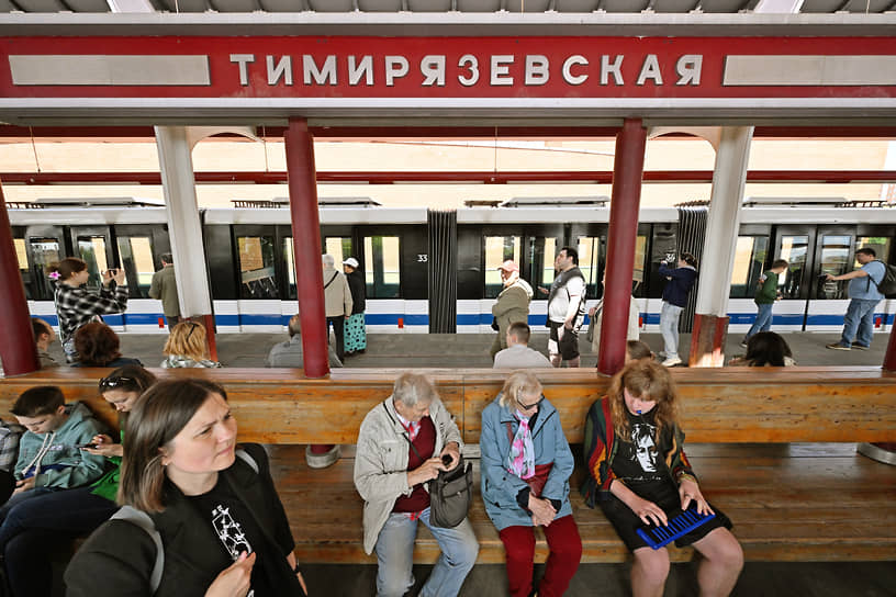 Пассажиры на платформе «Тимирязевская» в ожидании поезда