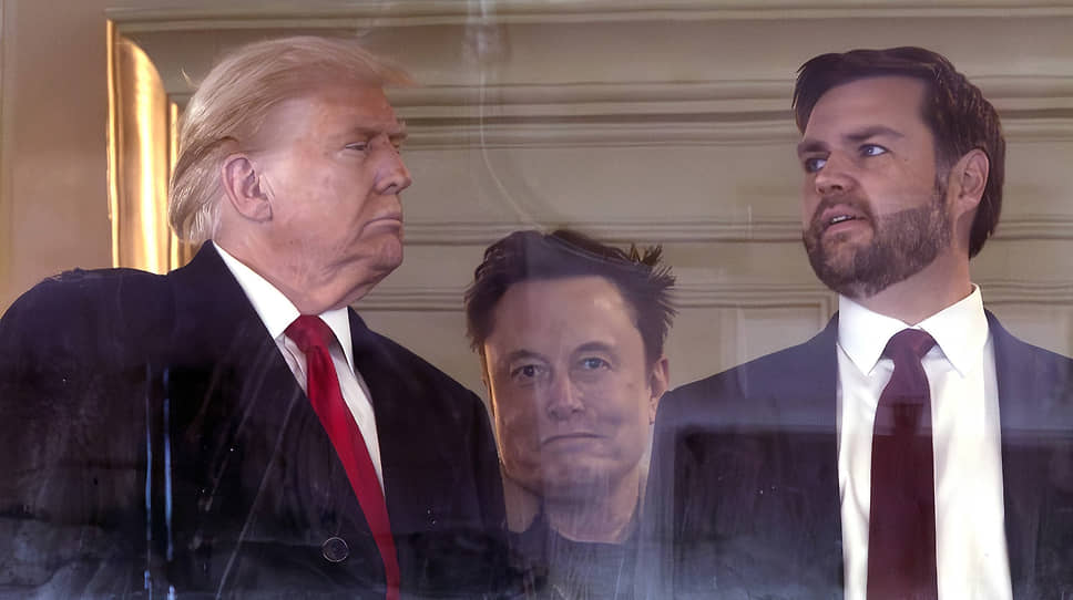 Законопроект Дональда Трампа не смог бы пройти через Сенат без поддержки вице-президента Джей Ди Вэнса (справа). Илон Маск (на заднем плане), напротив, всячески пытался помешать принятию президентской инициативы