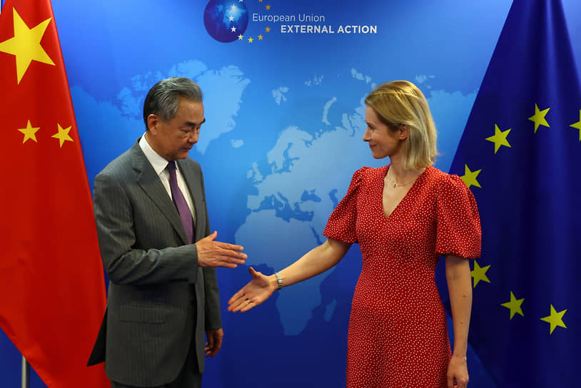 Намечавшееся было сближение Китая и Евросоюза зависло на полпути, не успев воплотиться на практике (на фото — глава МИД КНР Ван И и глава дипломатии ЕС Кайя Каллас)