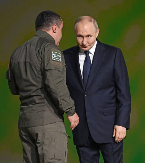 Лауреаты премии что-то объясняли Владимиру Путину прямо на сцене