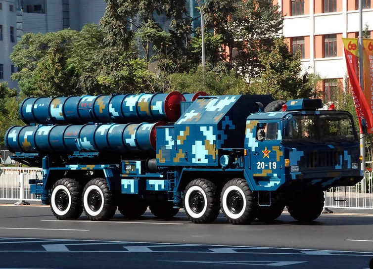 Китайский ЗРК HQ-9 во время парада в честь 60-летия Китая, 2009 год.
