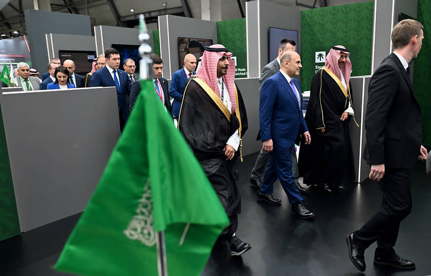 Михаил Мишустин и министр промышленности и минеральных ресурсов Королевства Саудовской Аравии Бандар аль-Хурейф (второй справа) во время осмотра выставки.