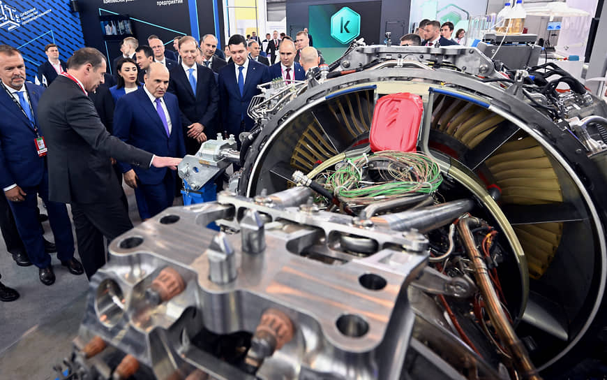 Михаил Мишустин во время осмотра выставки.