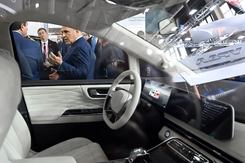 Михаил Мишустин во время осмотра выставки.