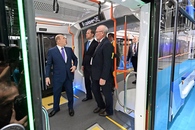 Михаил Мишустин и первый заместитель председателя правительства России Денис Мантуров (в центре) во время осмотра выставки.