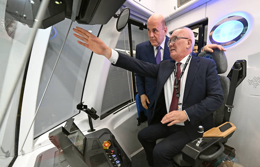 Михаил Мишустин во время осмотра выставки.