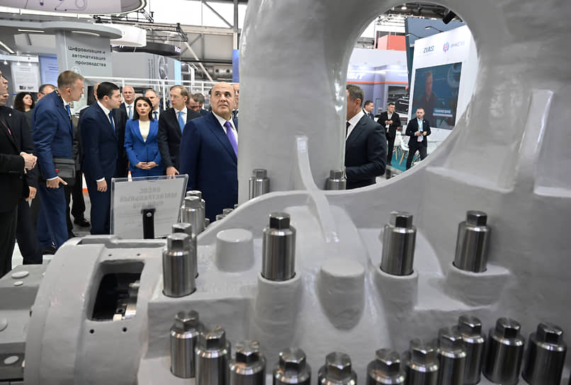 Михаил Мишустин во время осмотра выставки.