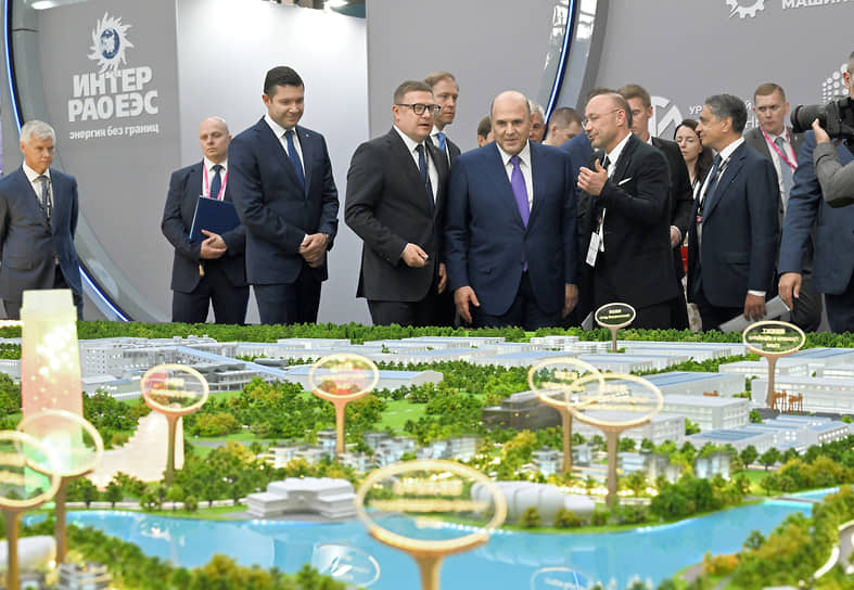 Михаил Мишустин, Денис Мантуров, Антон Алиханов и губернатор Челябинской области Алексей Текслер (четвертый слева) во время осмотра выставки.