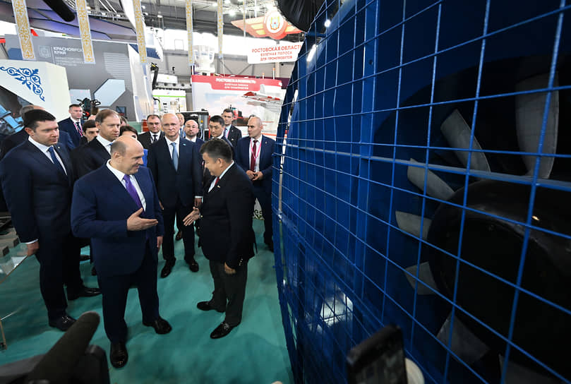 Слева направо: министр промышленности и торговли России Антон Алиханов, Денис Мантуров и Михаил Мишусти во время осмотра выставки.