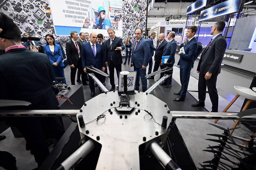 Глава Республики Башкортостан Радий Хабиров (в центре) и Михаил Мишустин во время осмотра выставки.