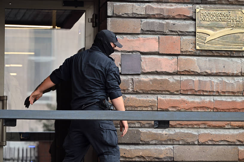 Обыски в здании МХАТ имени Горького