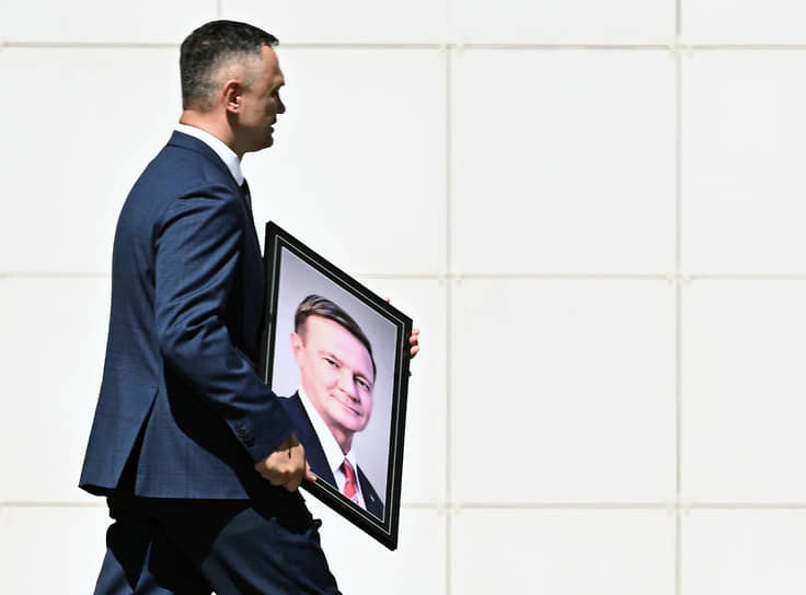 Портрет Романа Старовойта стоял у входа в траурный зал