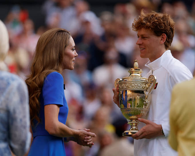 Чемпионский трофей первому в истории Wimbledon итальянскому чемпиону Яннику Синнеру вручала патронесса турнира принцесса Уэльская Кэтрин 