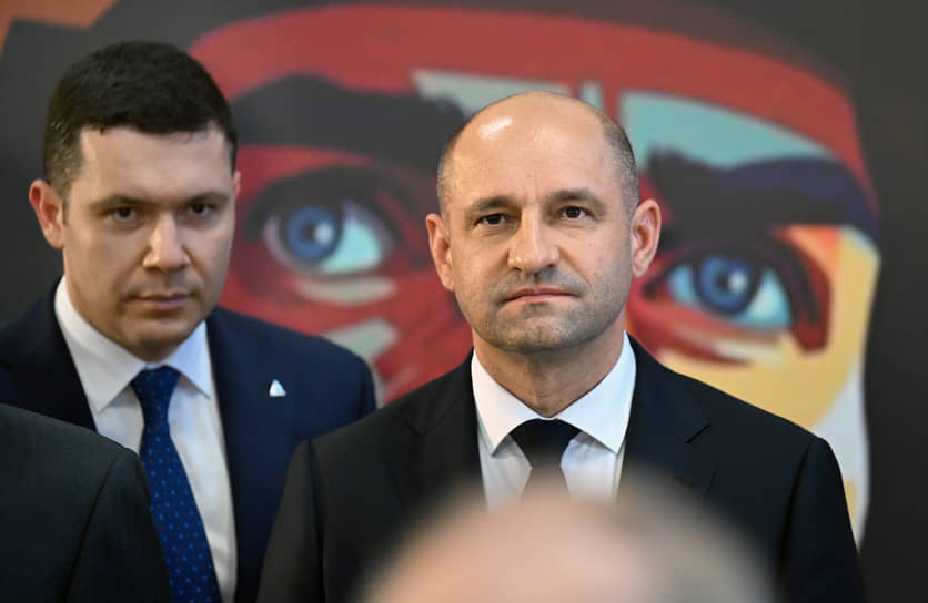 Министр промышленности и торговли Антон Алиханов и
полпред президента Артем Жога следили за происходящим в
шесть глаз