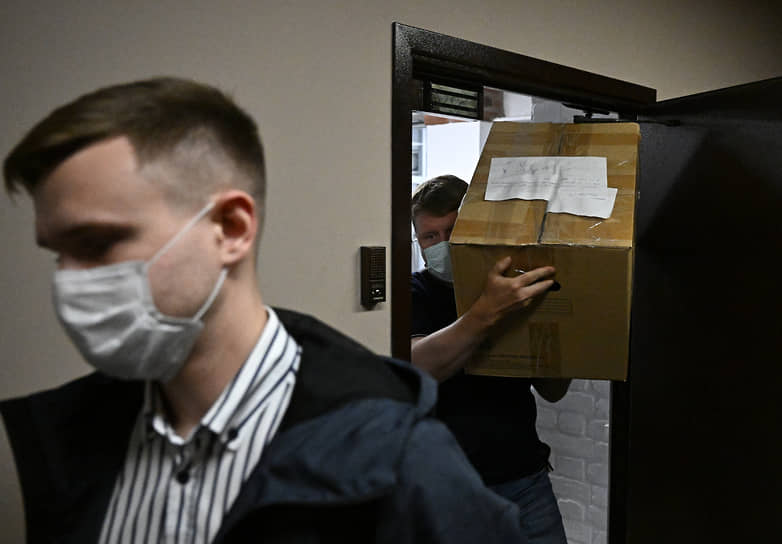 В ходе обыска в офисе «Базы» силовики изъяли
компьютеры, телефоны и документы